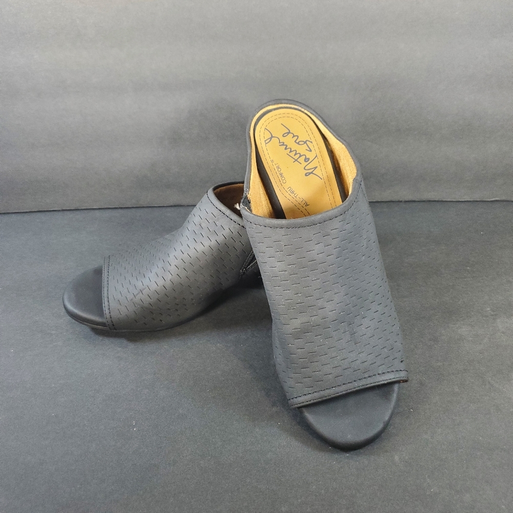 Natural Soul Black Open Toe Heeled Slides 6.5